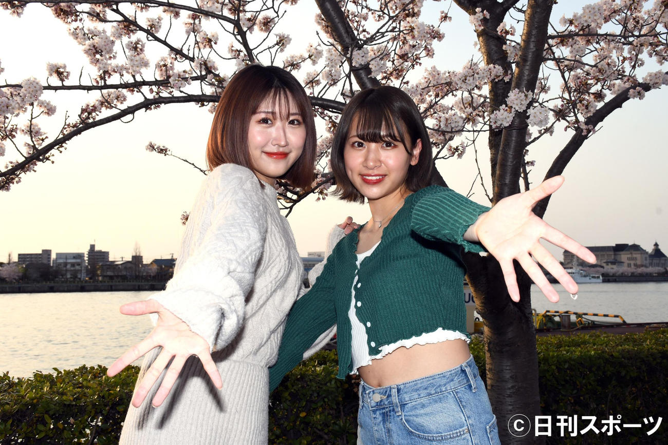 ギャル風なポーズを決めるNGT48古澤愛（左）と富永夢有（撮影・大友陽平）
