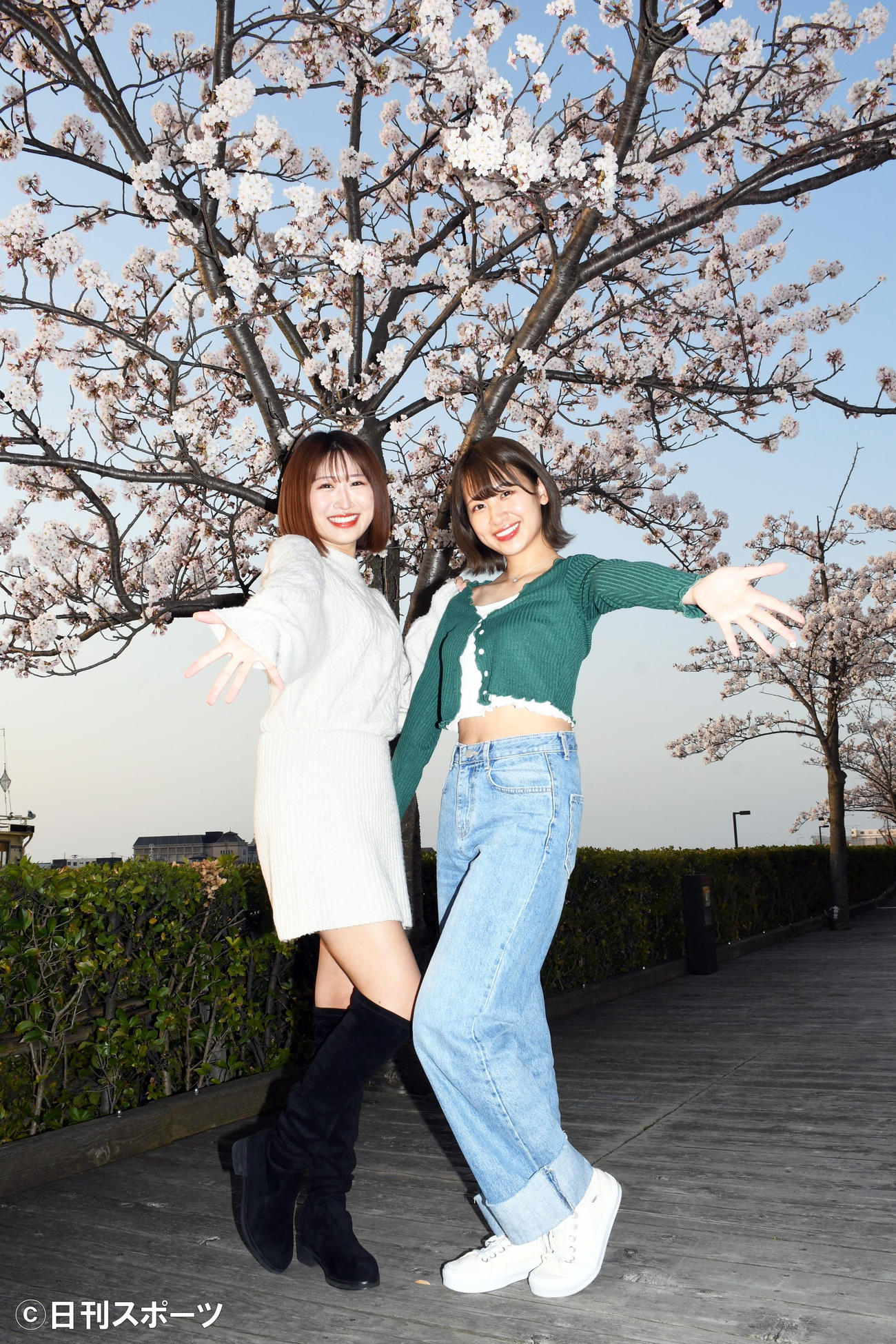 ギャル風なポーズを決めるNGT48古澤愛（左）と富永夢有（撮影・大友陽平）