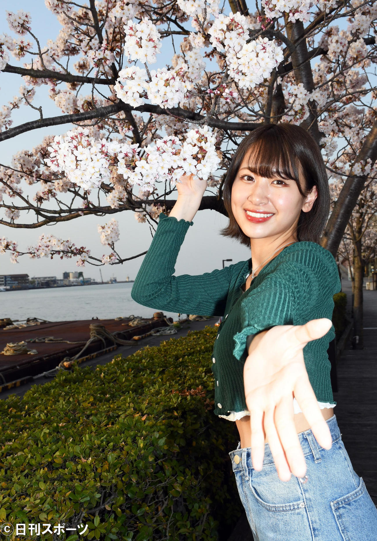 ギャル風なポーズを決めるNGT48富永夢有（撮影・大友陽平）