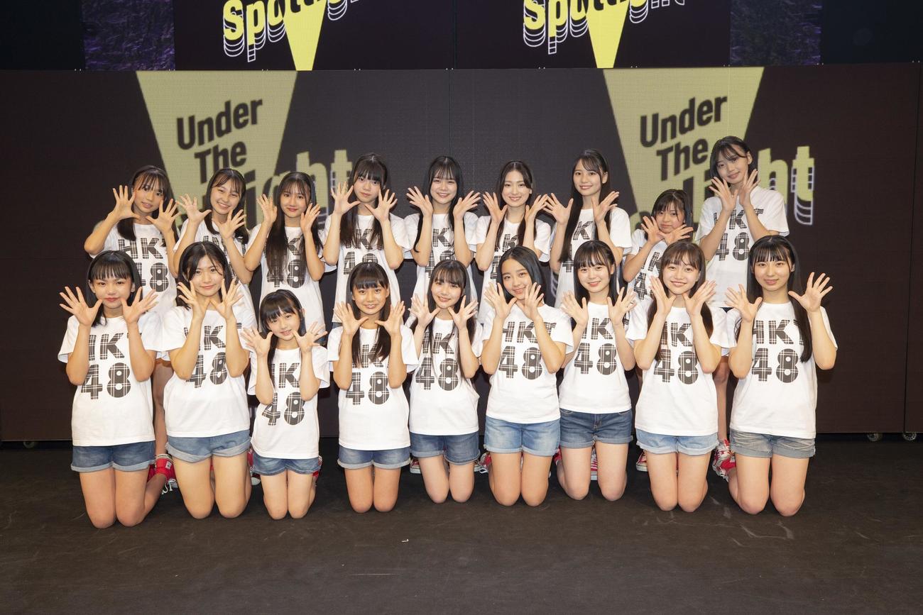 全国ツアー熊本公演でお披露目されたHKT48の6期生。前列左から生野莉奈、井澤美優、石松結菜、猪原絆愛、江口心々華、大内梨果、大庭凜咲、川島夕奈、北川陽彩、後列左から渋井美奈、立花心良、福井可憐、藤野心葉、松本羽麗、最上奈那華、森崎冴彩、安井妃奈、梁瀬鈴雅（C）Mercury