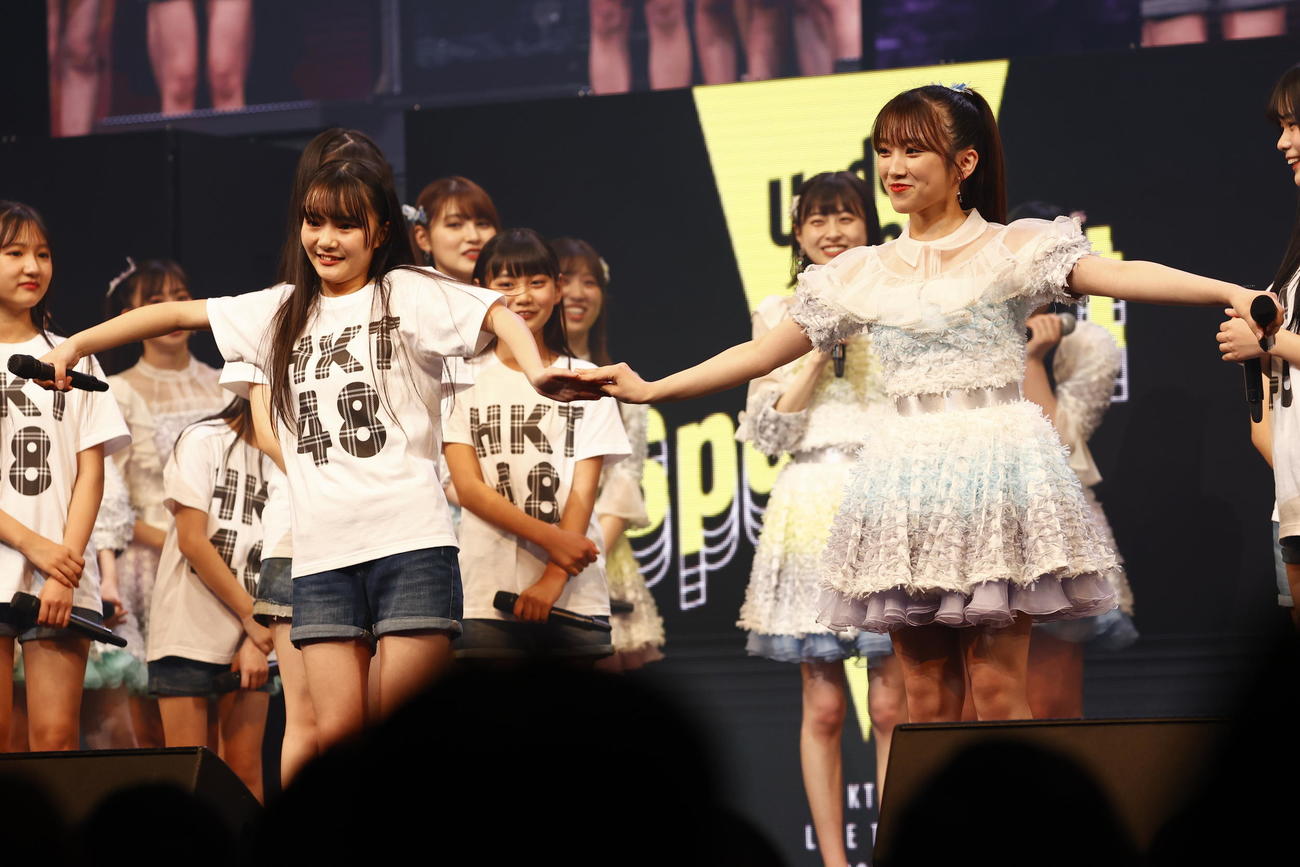 全国ツアー熊本公演でお披露目されたHKT48の6期生の江口心々華（左）と矢吹奈子（C）Mercury