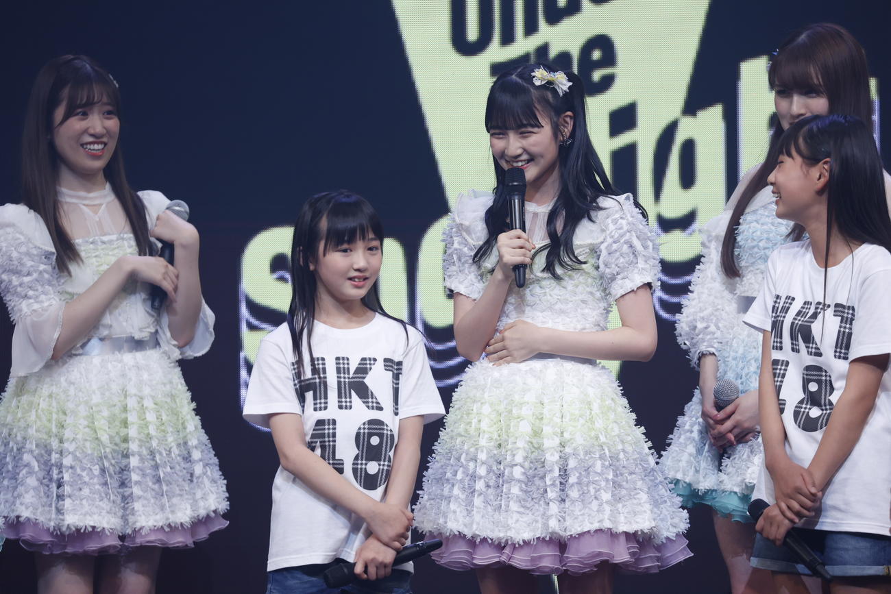 全国ツアー熊本公演でお披露目されたHKT48の6期生の石松優奈（中央左）と並び笑顔の今村麻莉愛（同右）（C）Mercury