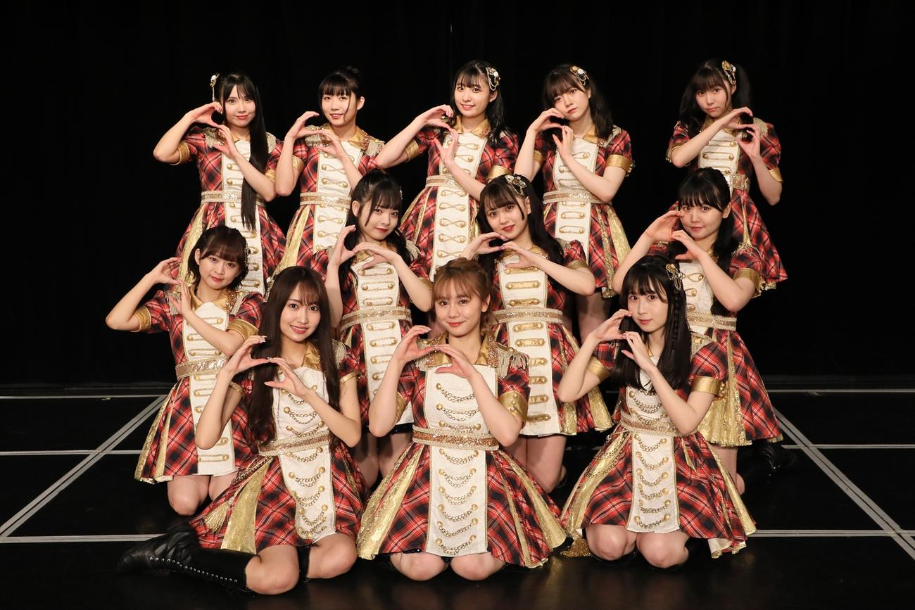 「重ねた足跡」公演の千秋楽を行ったSKE48チームS。前列左から野村実代、松本慈子、井上瑠夏、中列左から都築里佳、大谷悠妃、赤堀君江、上村亜柚香、後列左から北川愛乃、中坂美祐、石黒友月、坂本真凛、平野百菜（C）2022 Zest, Inc.