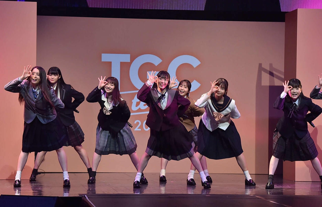 「TGC teen 2022 Fukuoka」で「大声ダイヤモンド」を披露するAKB48の17期生　（C）TGC teen 2022