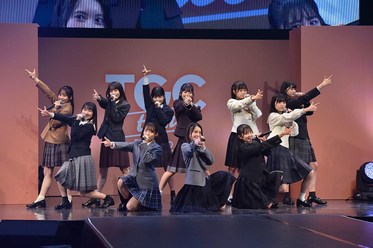 「TGC teen 2022 Fukuoka」で「大声ダイヤモンド」を披露するAKB48の17期生（C）TGC teen 2022
