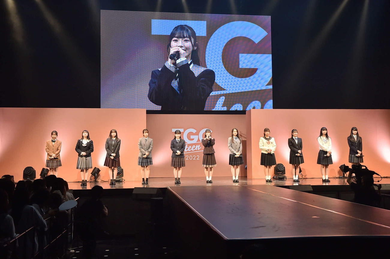 「TGC teen 2022 Fukuoka」で自己紹介するAKB48の17期生（C）TGC teen 2022