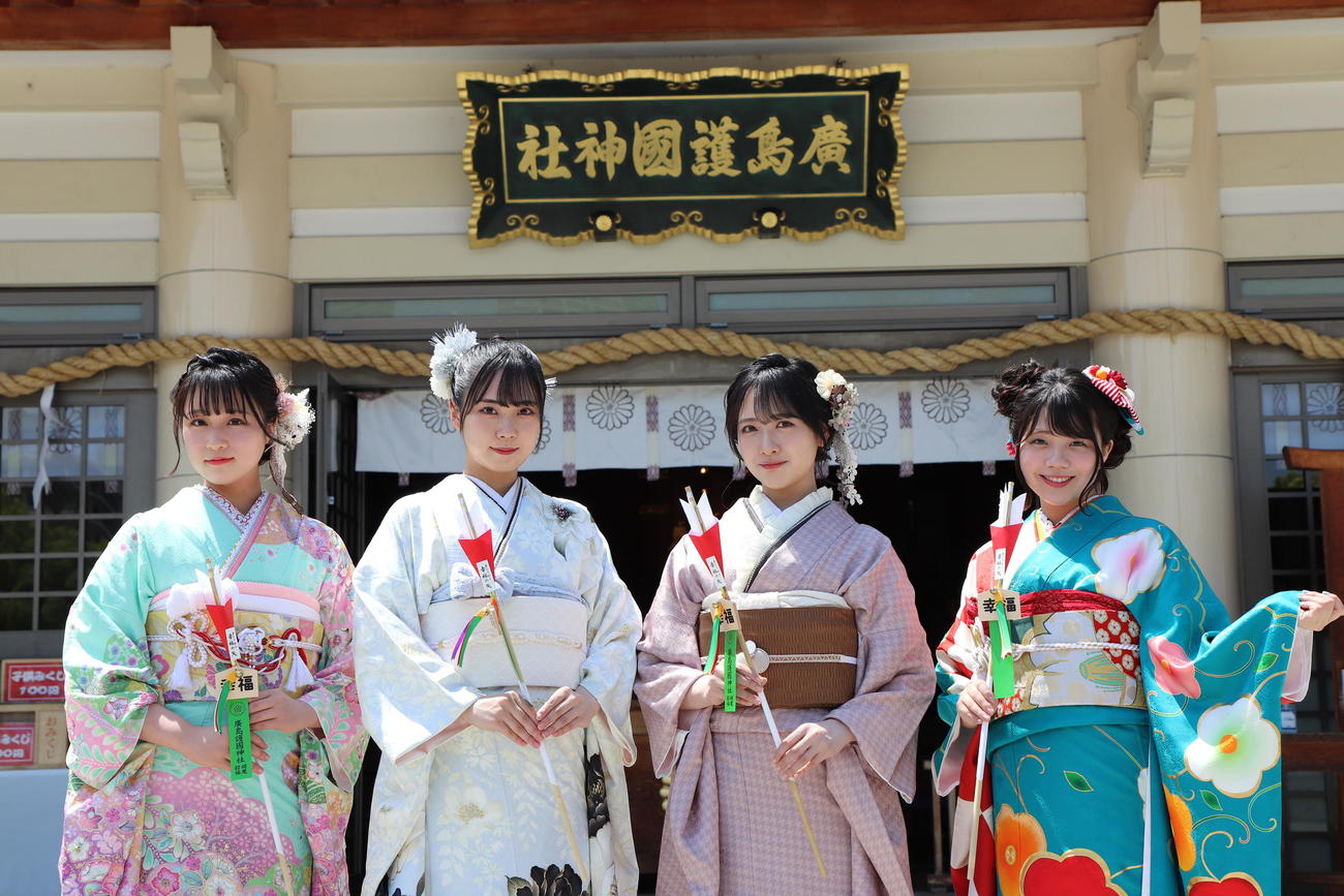 広島護国神社で「成人奉告祭」を行ったSTU48の、左から原田清花、吉田彩良、石田千穂、工藤理子