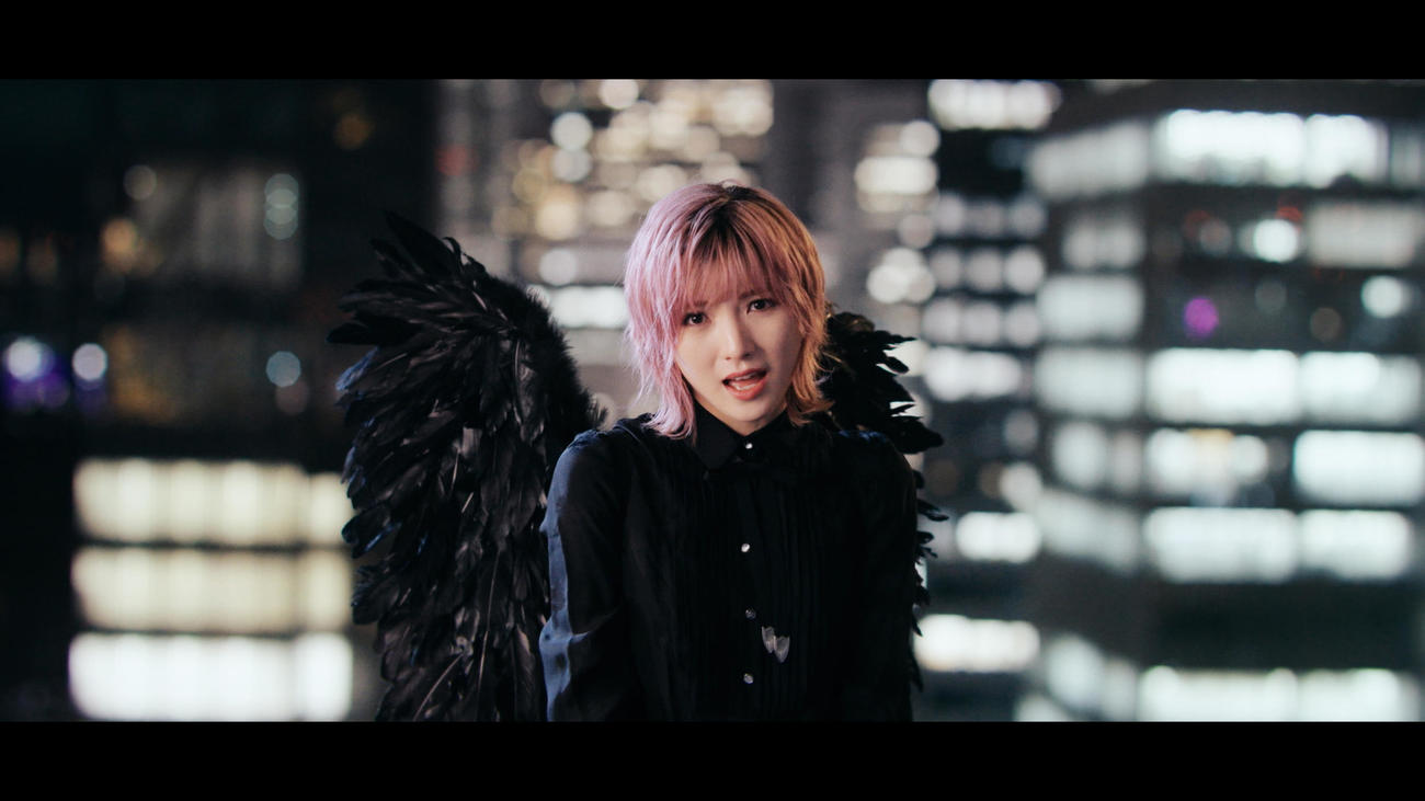 ソロ曲「壊さなきゃいけないもの」のミュージックビデオが公開されたAKB48岡田奈々（C）AKB48／キングレコード