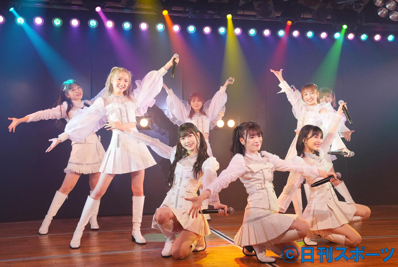 「重力シンパシー」公演で熱唱する向井地チームA（撮影・横山健太）