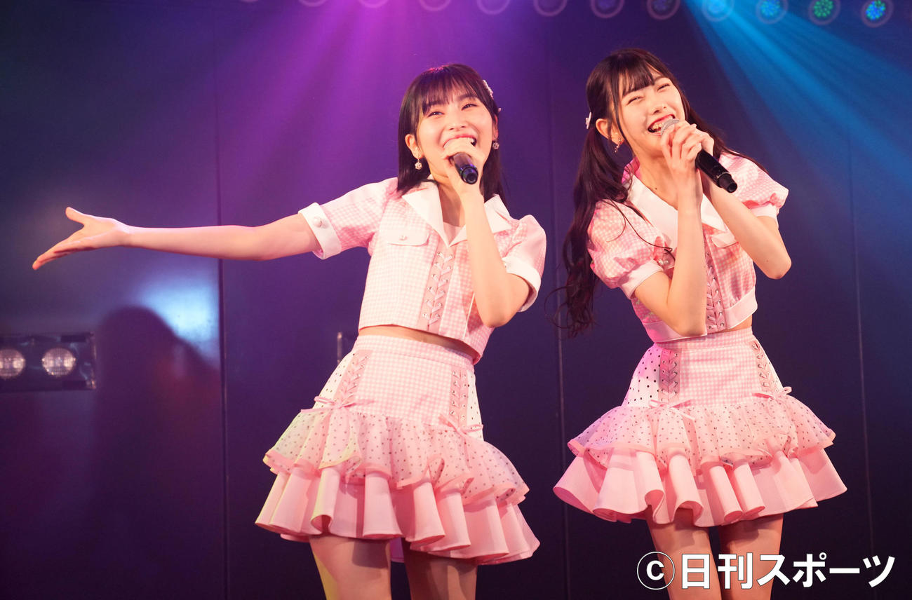 向井地チームA「重力シンパシー」公演で熱唱する福岡聖菜（左）と千葉恵里（撮影・横山健太）