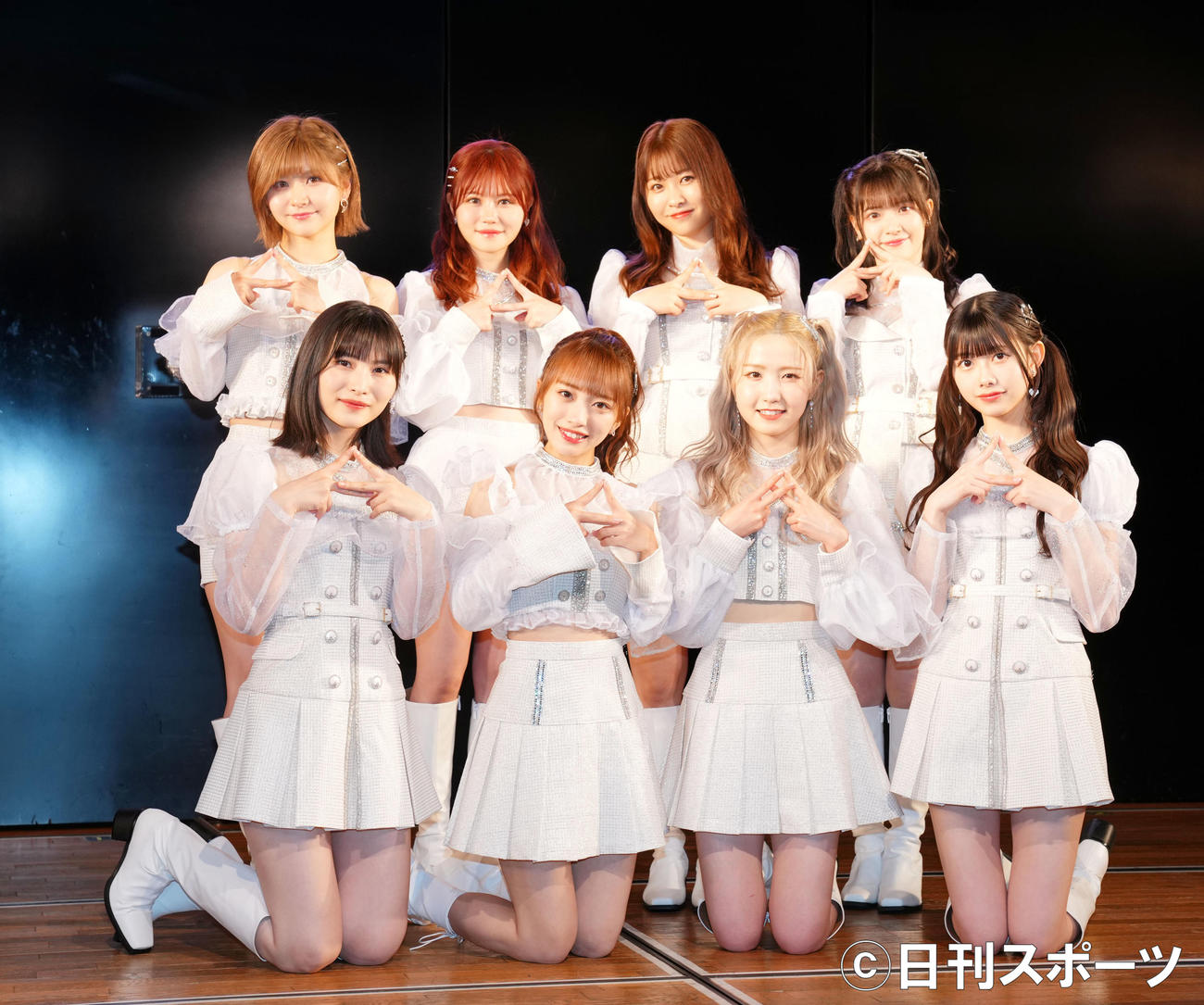 指でAをつくり笑顔を見せる向井地チームA。前列左から福岡聖菜、向井地美音、本田仁美、千葉恵里、後列左から大竹ひとみ、込山榛香、中西智代梨、武藤小麟（撮影・横山健太）