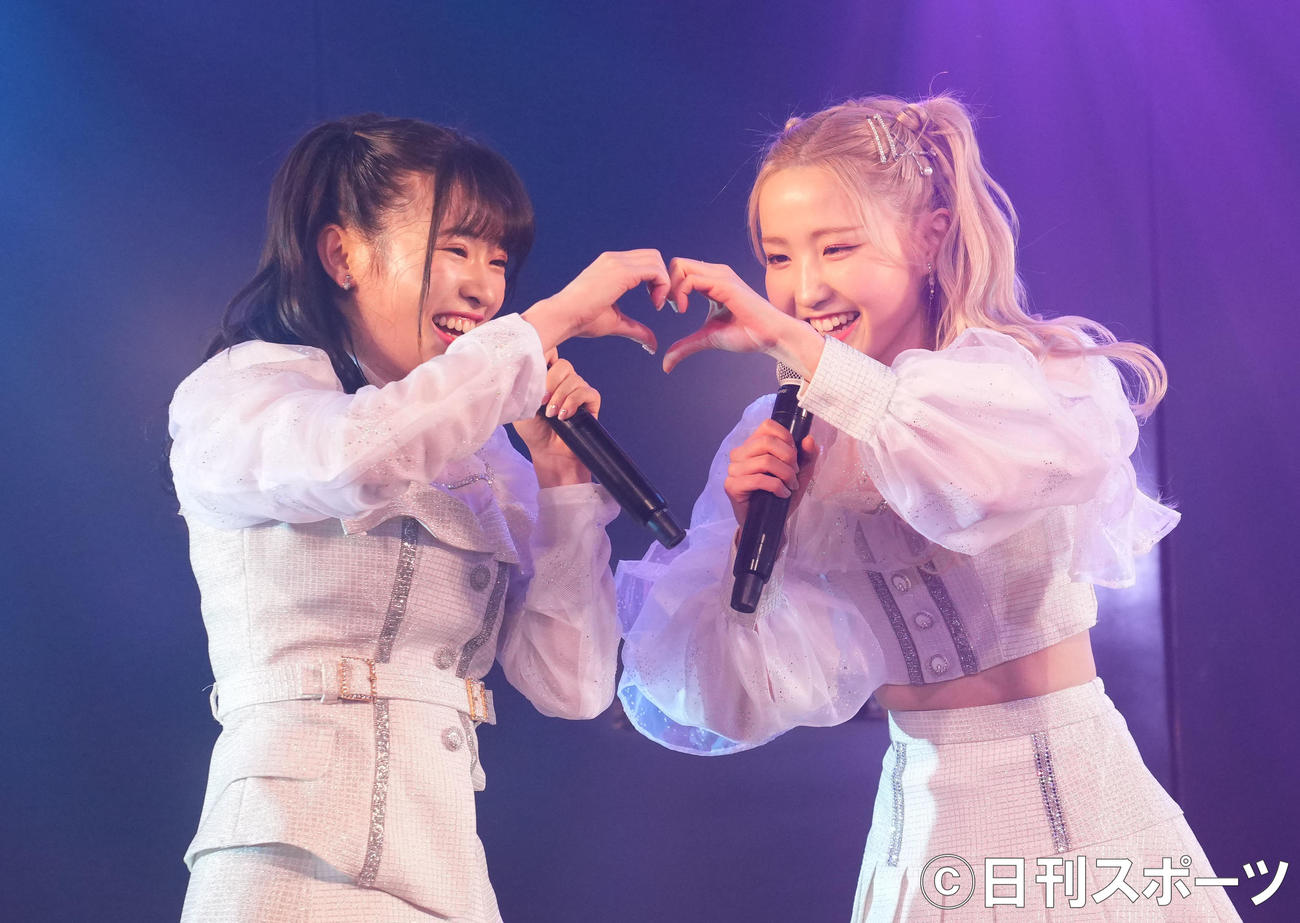 向井地チームA「重力シンパシー」公演でハートマークをつくる武藤小麟（左）と本田仁美（撮影・横山健太）