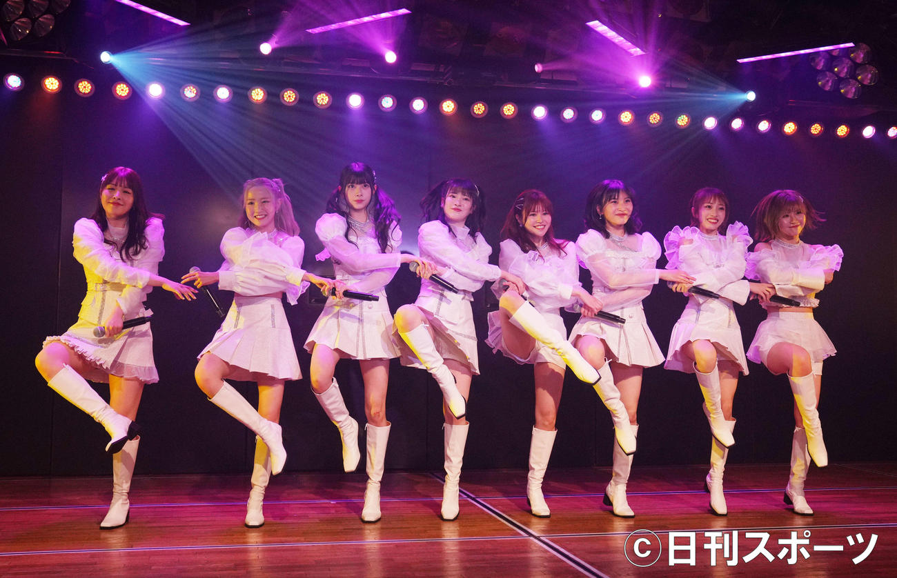 「重力シンパシー」公演で熱唱する向井地チームA（撮影・横山健太）