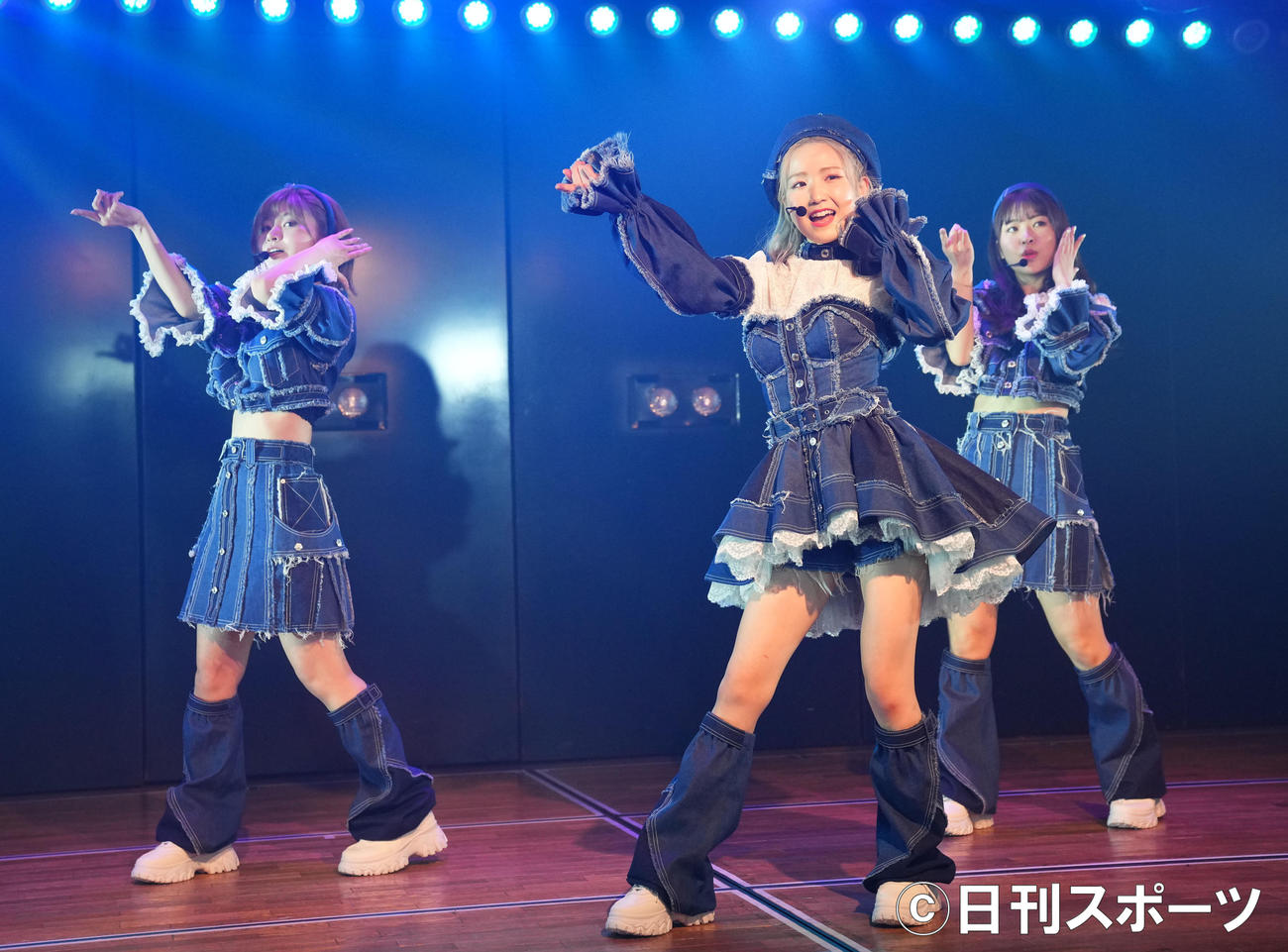 向井地チームA「重力シンパシー」公演で熱唱する、左から大竹ひとみ、本田仁美、中西智代梨（撮影・横山健太）
