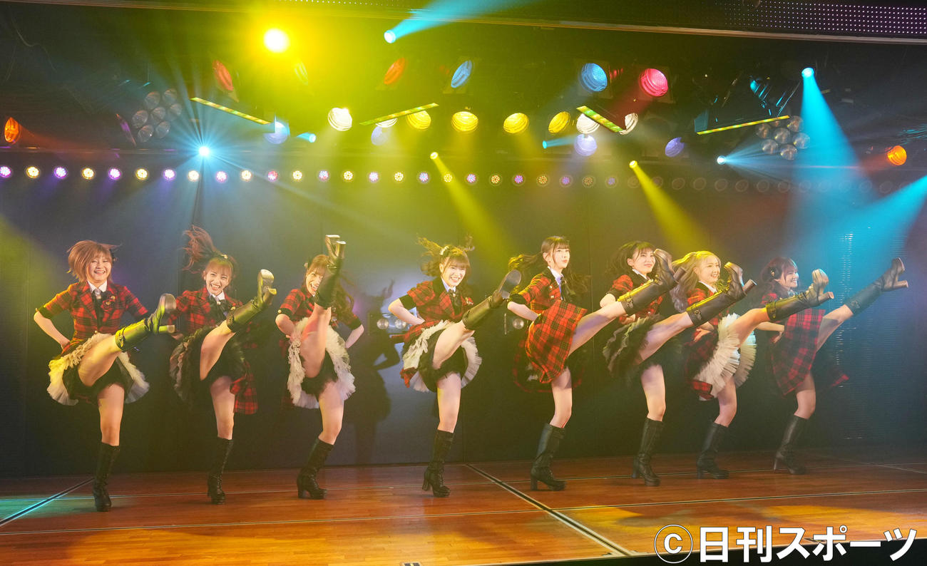 「重力シンパシー」公演で熱唱する向井地チームA（撮影・横山健太）