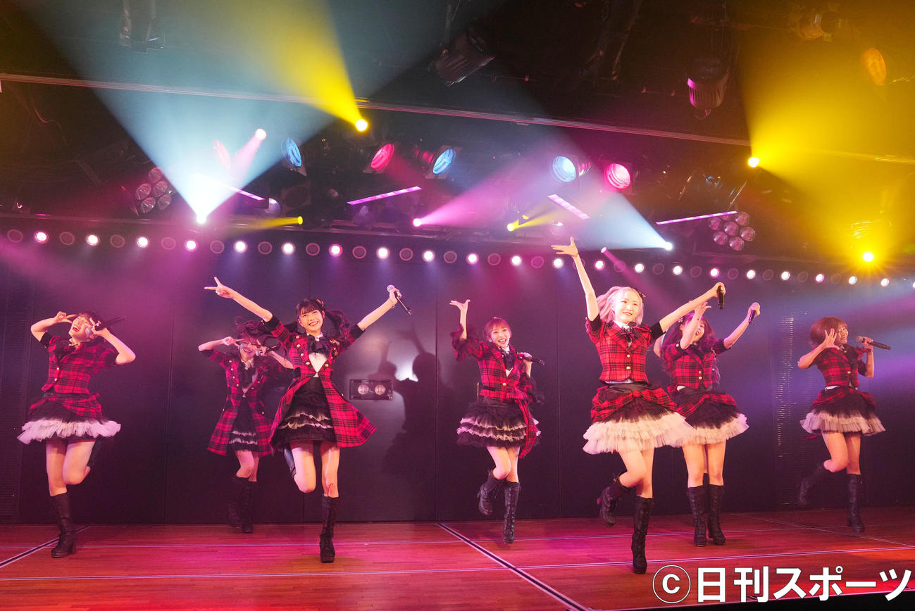 「重力シンパシー」公演で熱唱する向井地チームA（撮影・横山健太）