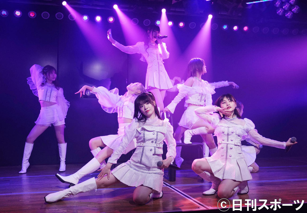「重力シンパシー」公演で熱唱する向井地チームA（撮影・横山健太）