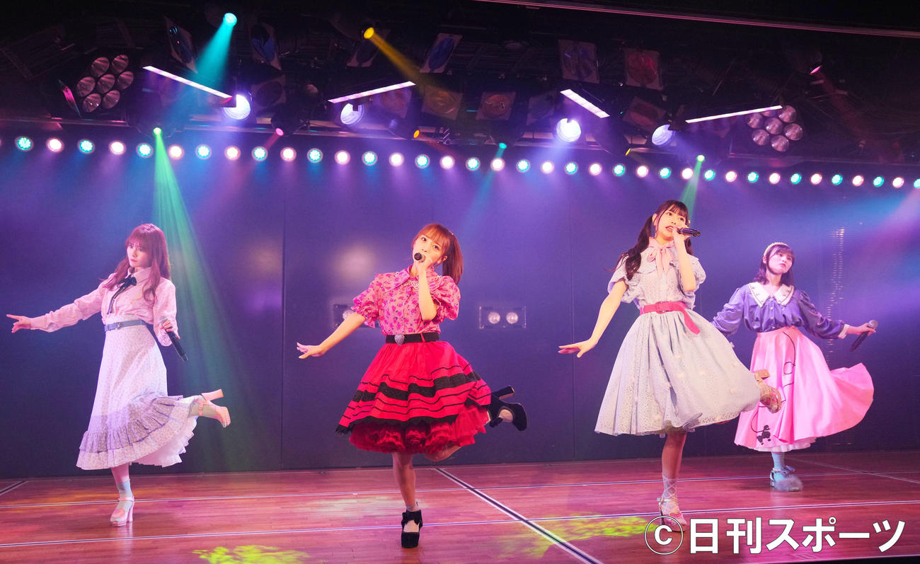 向井地チームA「重力シンパシー」公演で熱唱する左から込山榛香、向井地美音、千葉恵里、福岡聖菜（撮影・横山健太）
