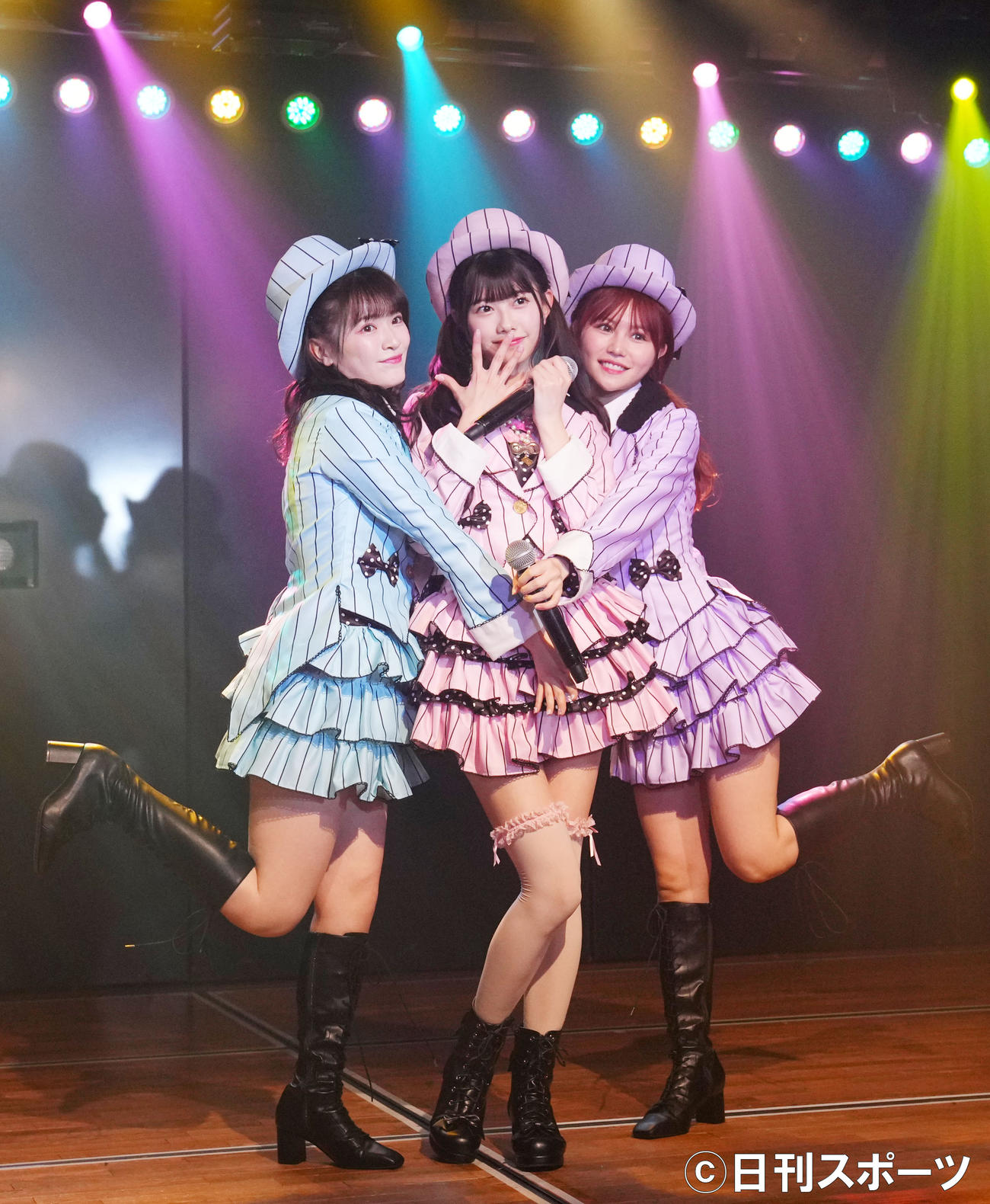 向井地チームA「重力シンパシー」公演で笑顔を見せる、左から武藤小麟、千葉恵里、込山榛香（撮影・横山健太）