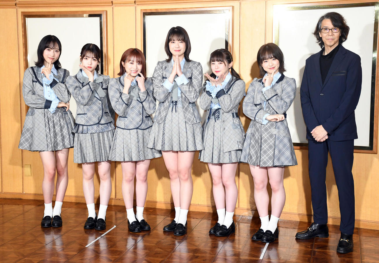 AKB48チーム8の舞台「KISS 8」初日公演を前に意気込みを語った、左から小栗有以、高橋彩音、坂口渚沙、小田えりな、濱咲友菜、倉野尾成美、演出の横内謙介氏（撮影・大友陽平）