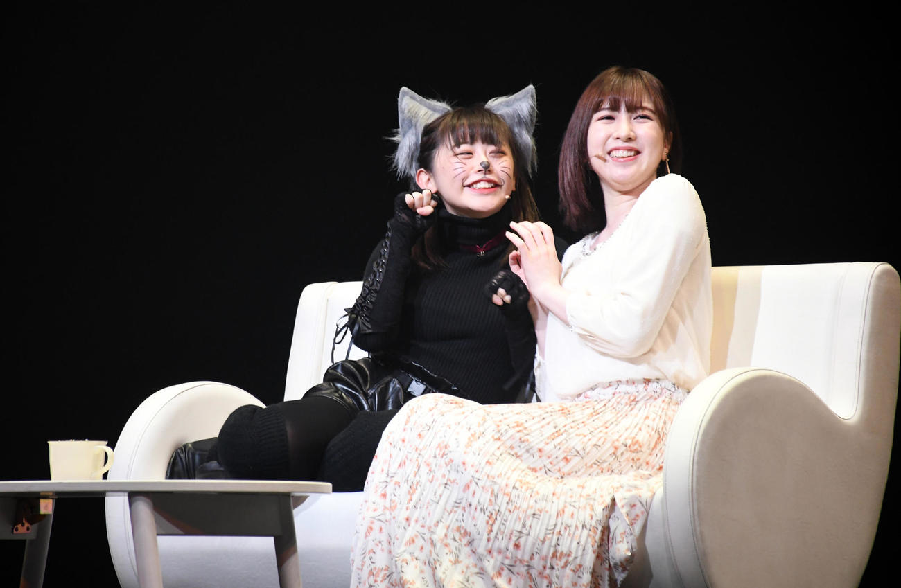 AKB48チーム8の舞台「KISS 8」公開ゲネプロでの濱咲友菜（左）と永野芹佳（撮影・大友陽平）