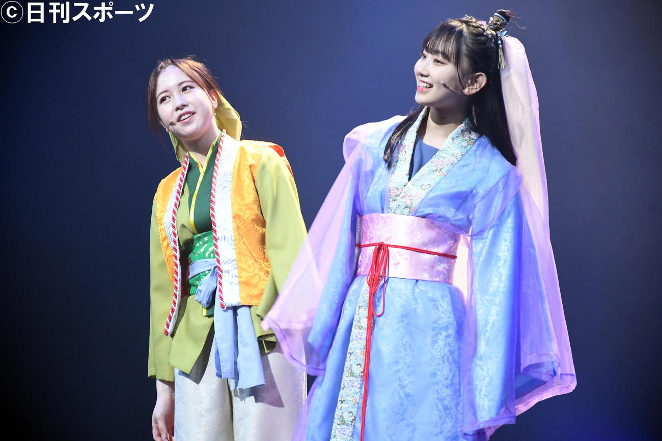 AKB48チーム8の舞台「KISS 8」公開ゲネプロでの永野芹佳（左）と徳永羚海（撮影・大友陽平）
