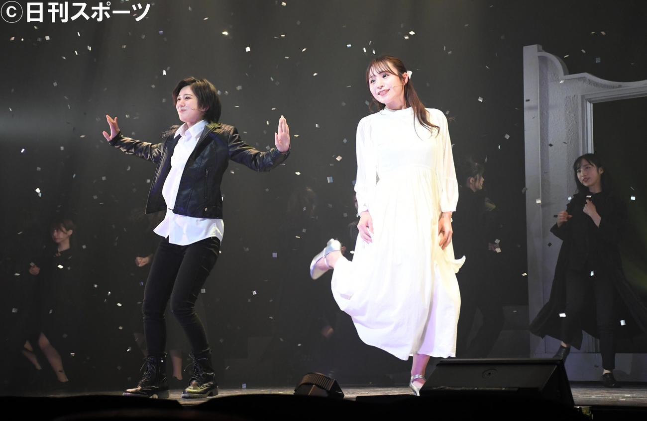 AKB48チーム8の舞台「KISS 8」公開ゲネプロでの大西桃香（左）と左伴彩佳（撮影・大友陽平）