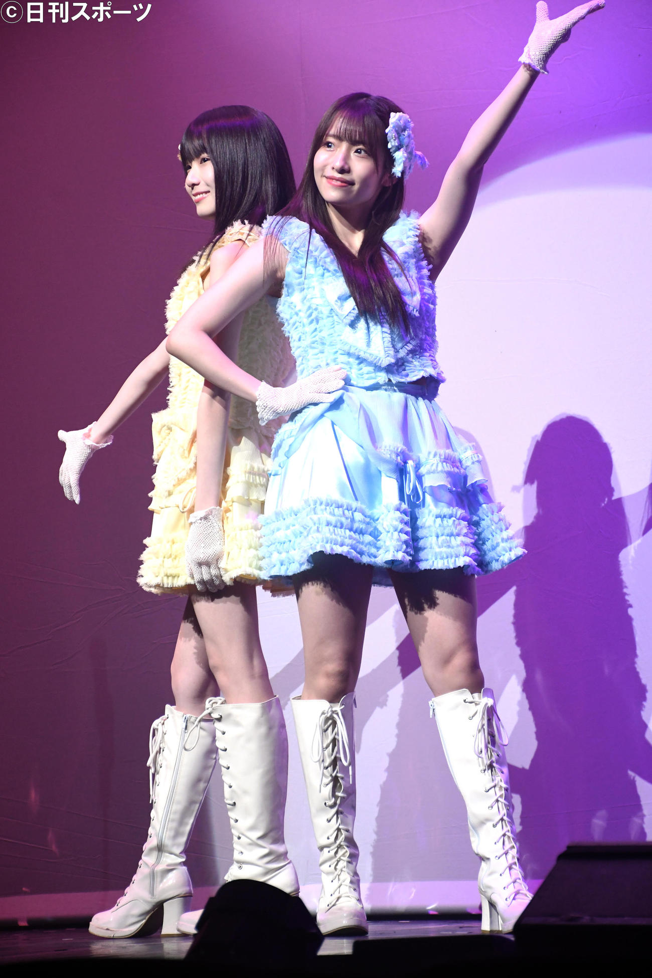 AKB48チーム8の舞台「KISS 8」公開ゲネプロでパフォーマンスする17期生の橋本恵理子（左）と平田侑希（撮影・大友陽平）