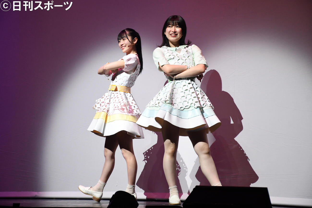 舞台「KISS 8」公開ゲネプロでパフォーマンスする17期生の佐藤綺星（左）とチーム8吉田華恋（撮影・大友陽平）