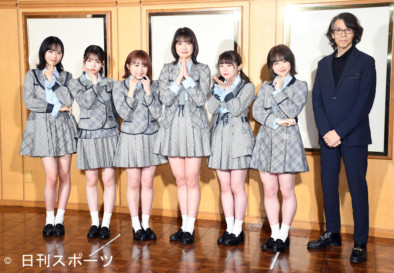 AKB48チーム8の舞台「KISS 8」初日公演を前に意気込みを語った、左から小栗有以、高橋彩音、坂口渚沙、小田えりな、濱咲友菜、倉野尾成美、演出の横内謙介氏（撮影・大友陽平）