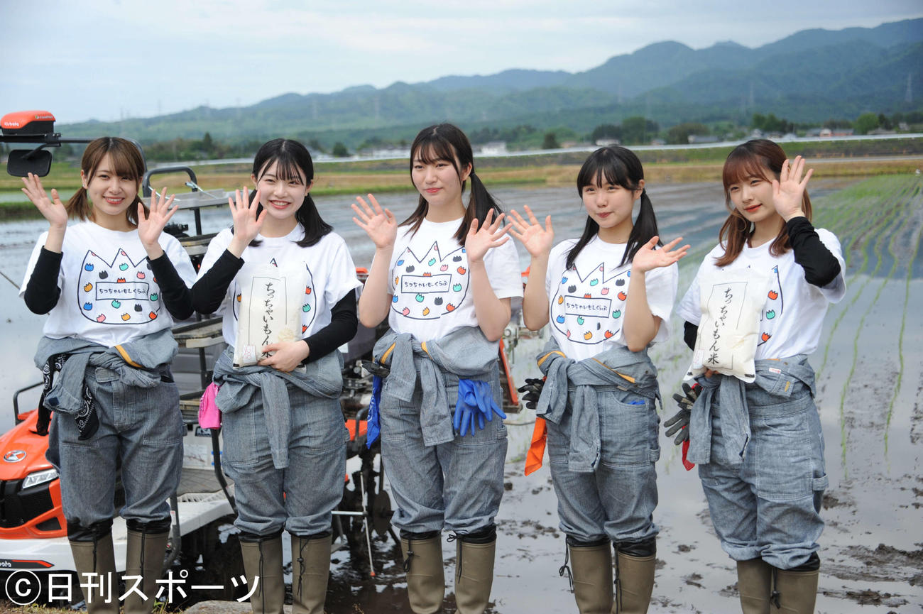 田植えを終え、笑顔を見せるNGT48「ちっちゃいもんくらぶ」のメンバー。左から富永夢有、小越春花、寺田陽菜、古舘葵、諸橋姫向