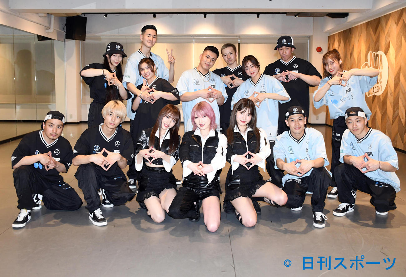 AKB48の新曲「元カレです」をコラボしてパフォーマンスしたKOSE 8ROCKSメンバーと、前列左から3人目から向井地美音、岡田奈々、谷口めぐ（撮影・大友陽平）