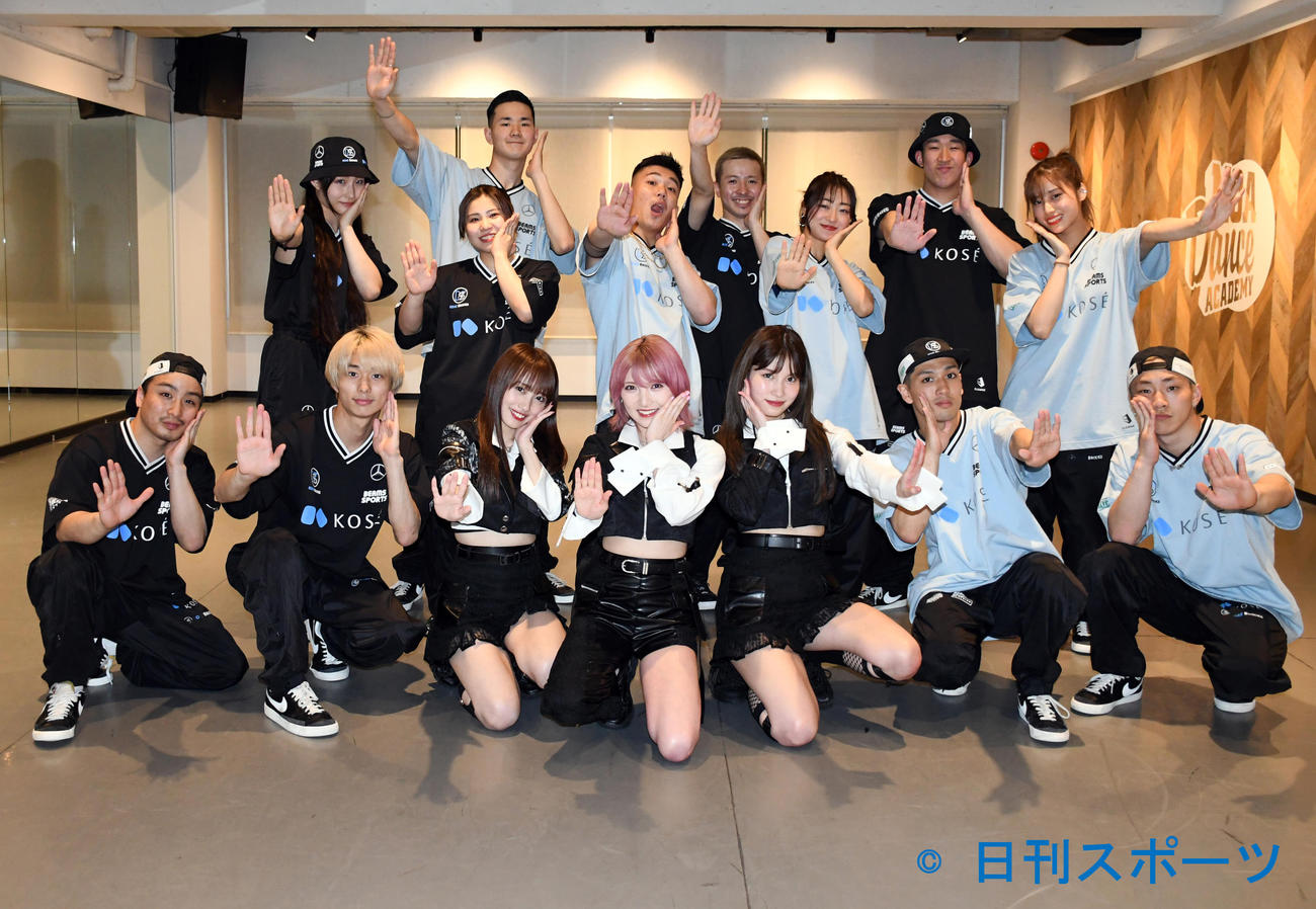 AKB48の新曲「元カレです」をコラボしてパフォーマンスしたKOSE 8ROCKSメンバーと、前列左から3人目から向井地美音、岡田奈々、谷口めぐ（撮影・大友陽平）