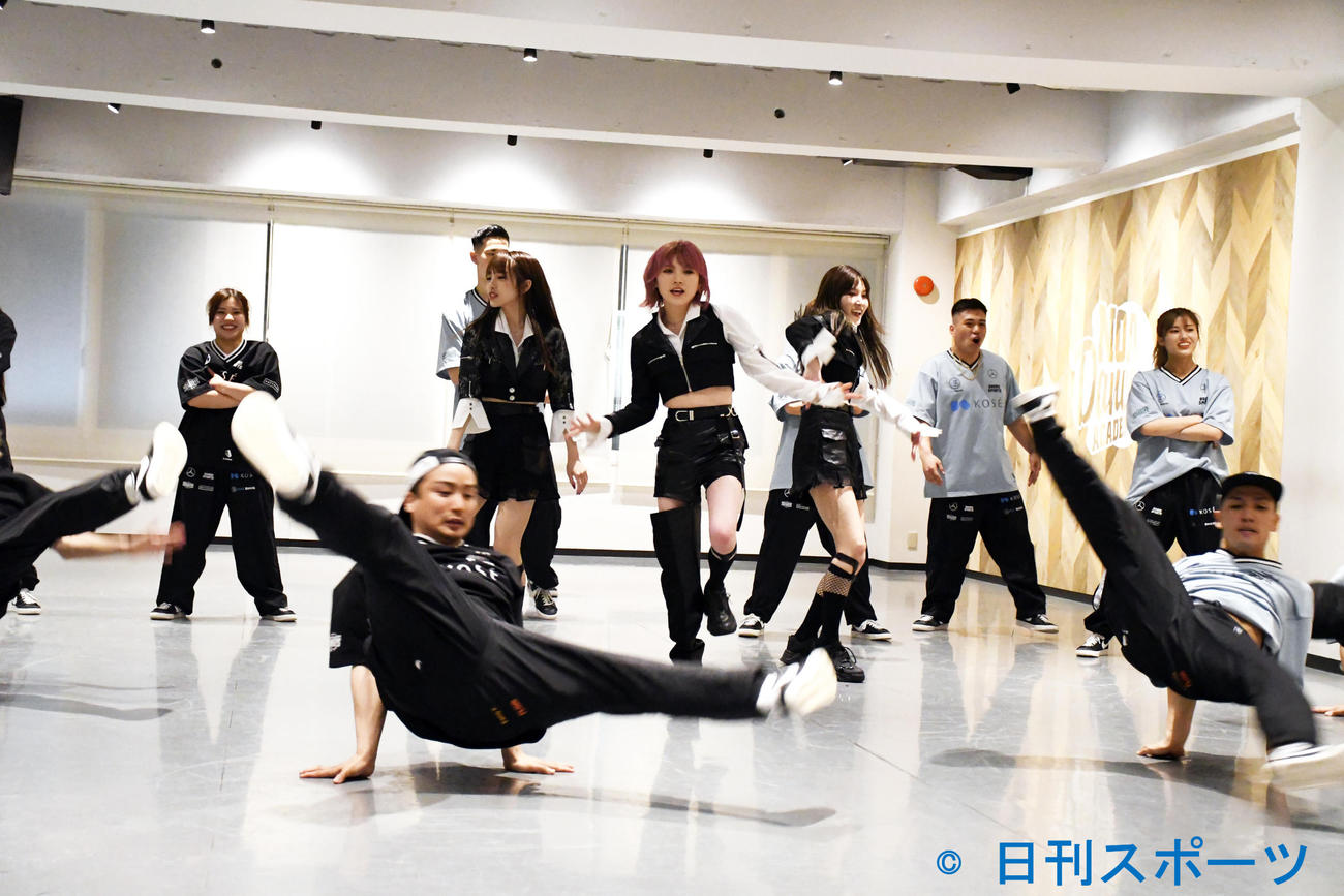 AKB48の新曲「元カレです」でダンスコラボしたKOSE 8ROCKSメンバーと岡田奈々（中央）ら（撮影・大友陽平）