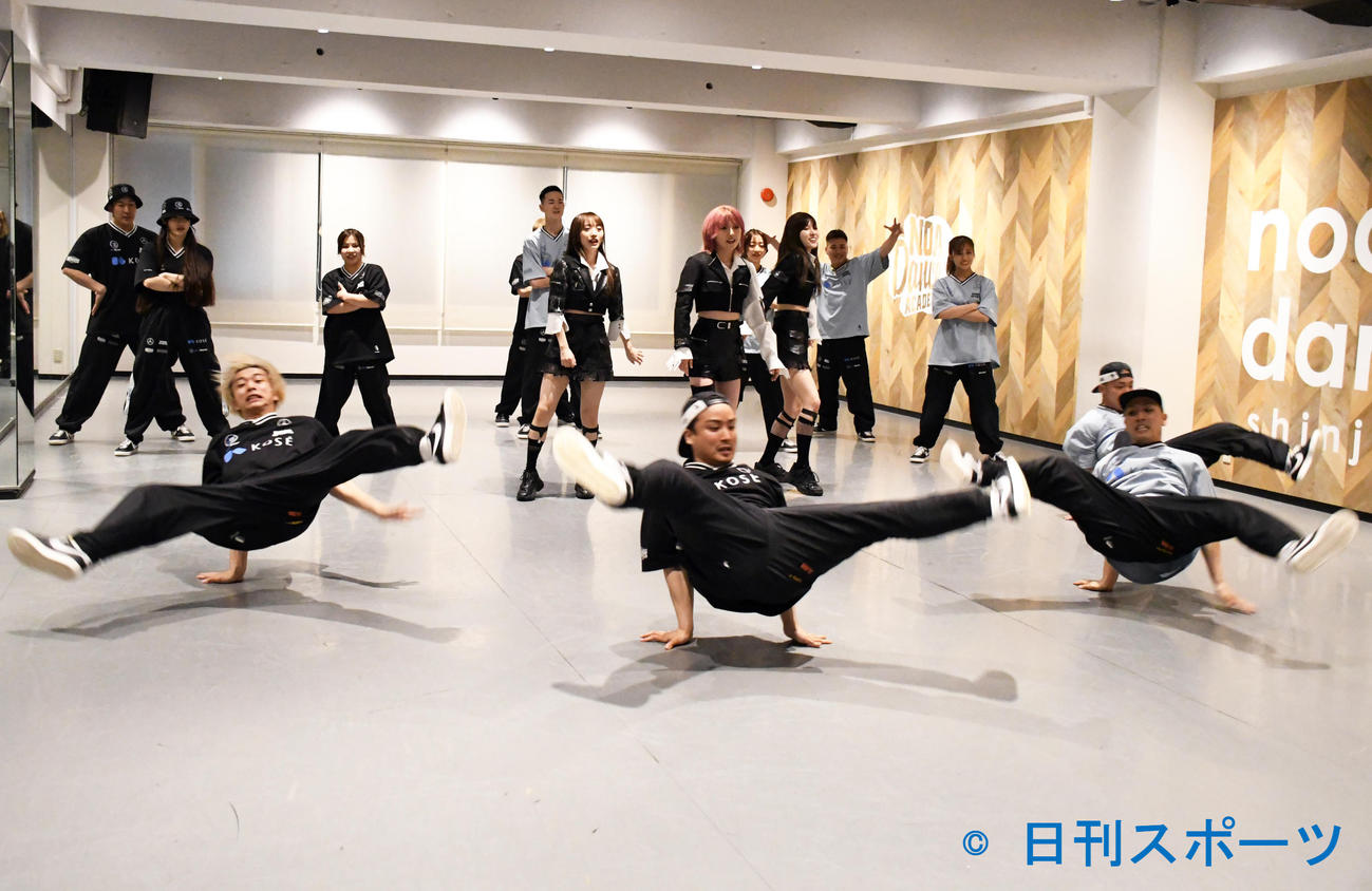 AKB48の新曲「元カレです」でダンスコラボしたKOSE 8ROCKSとAKB48（撮影・大友陽平）