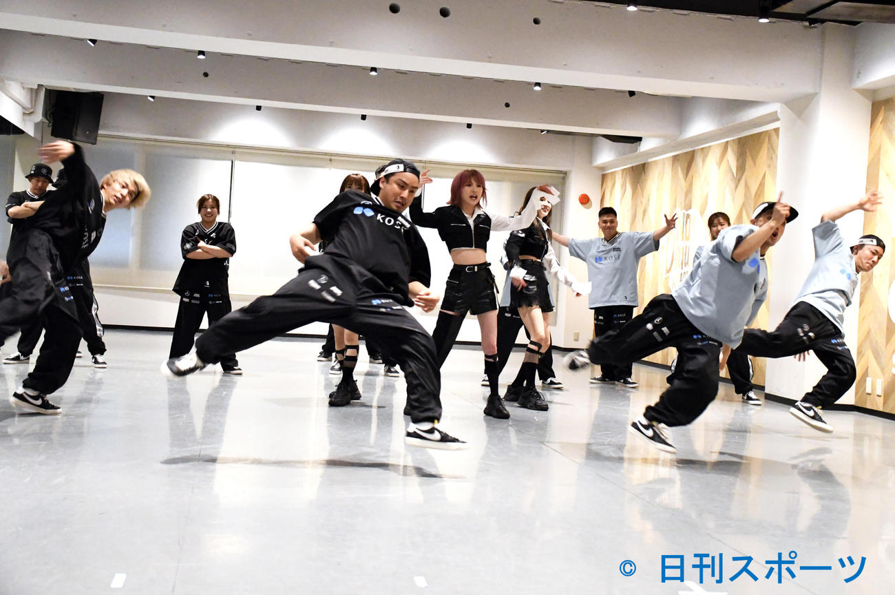 AKB48の新曲「元カレです」でダンスコラボしたKOSE 8ROCKSとAKB48（撮影・大友陽平）