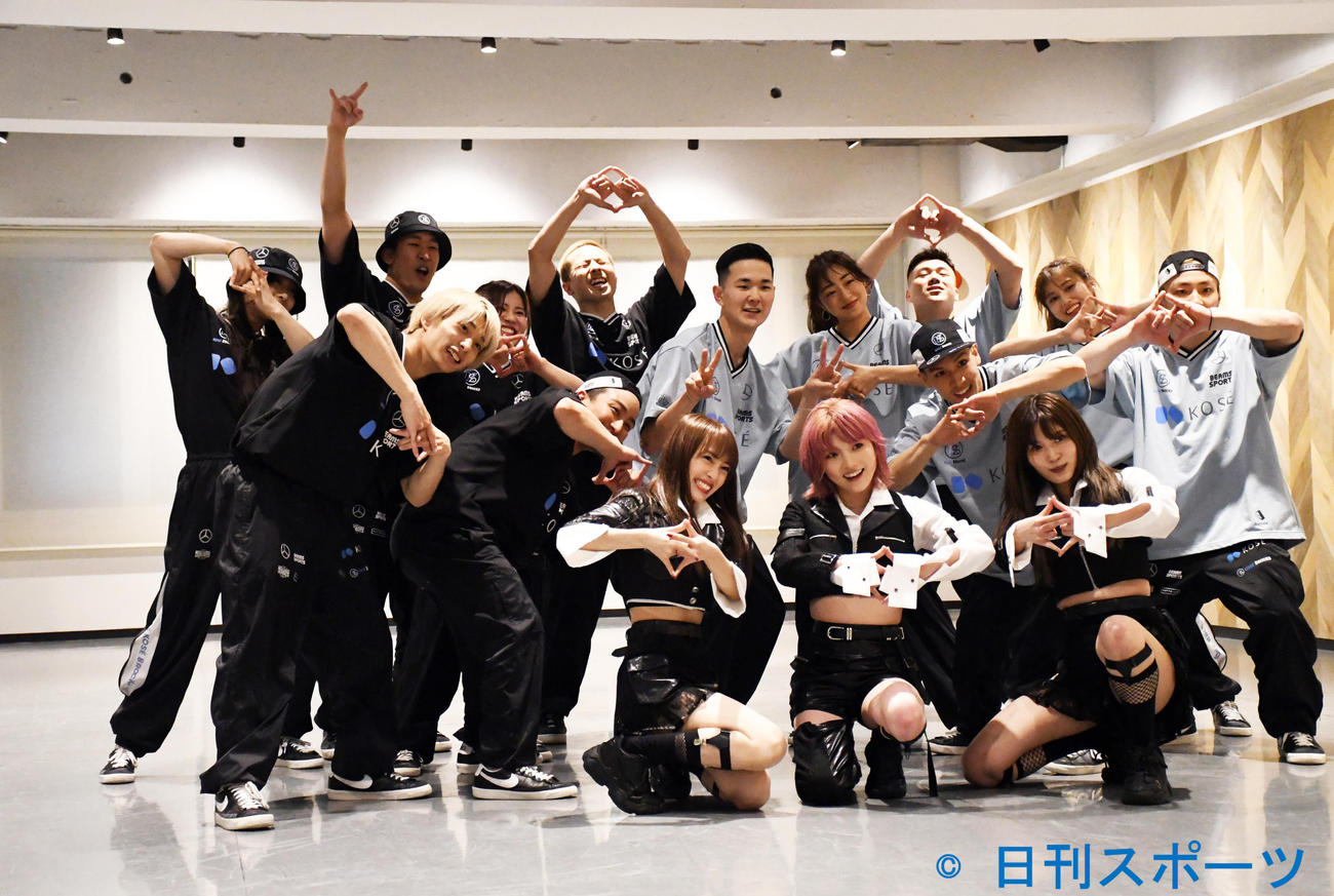 AKB48の新曲「元カレです」でダンスコラボしたKOSE 8ROCKSとAKB48（撮影・大友陽平）