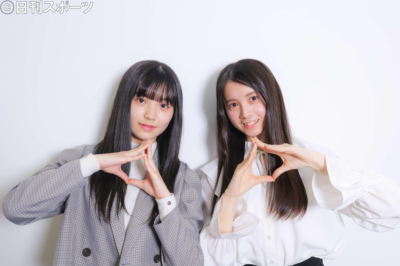 北海道ポーズを決めるAKB48の17期生小濱心音（左）と水島美結（撮影・河田真司）