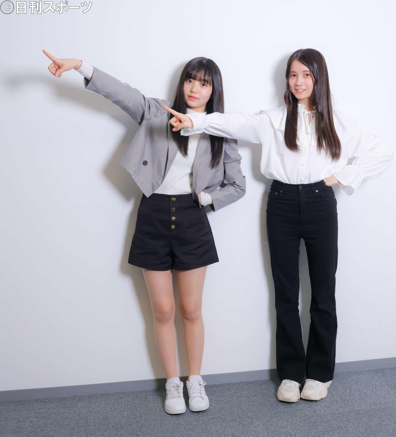 クラーク博士ポーズを決めるAKB48の17期生小濱心音（左）と水島美結（撮影・河田真司）