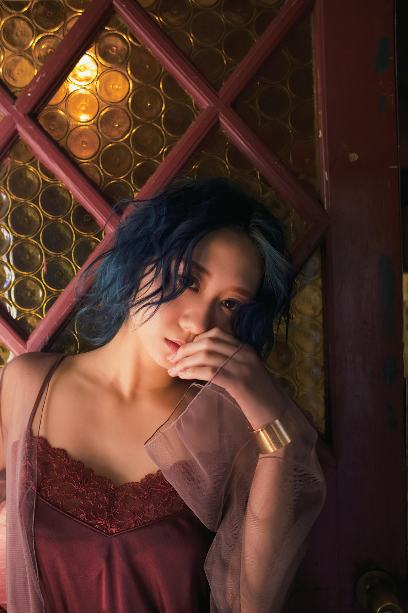 SKE48古畑奈和のファースト写真集「感情の境界線」の発売前重版が決まり公開された特別カット（桑島智輝氏撮影）