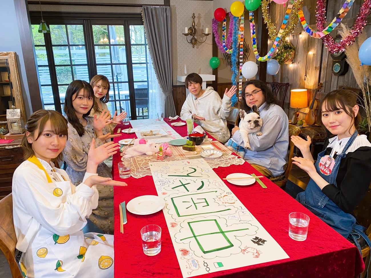 TeNYテレビ新潟「ロッチ×NGT48のアイドルってなんだ？」で共演するロッチとNGTメンバー