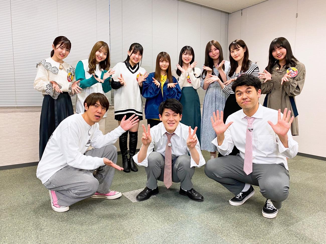 共演するロッチのコカドケンタロウ（前列左端）とNGTメンバー。前列はゲストの土佐兄弟