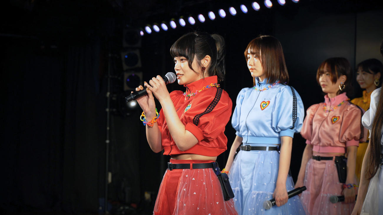 AKB48劇場でMV撮影が行われたSPYの「大声ダイヤモンド＜SPY ver．＞」で語りかけるセントチヒロ・チッチ
