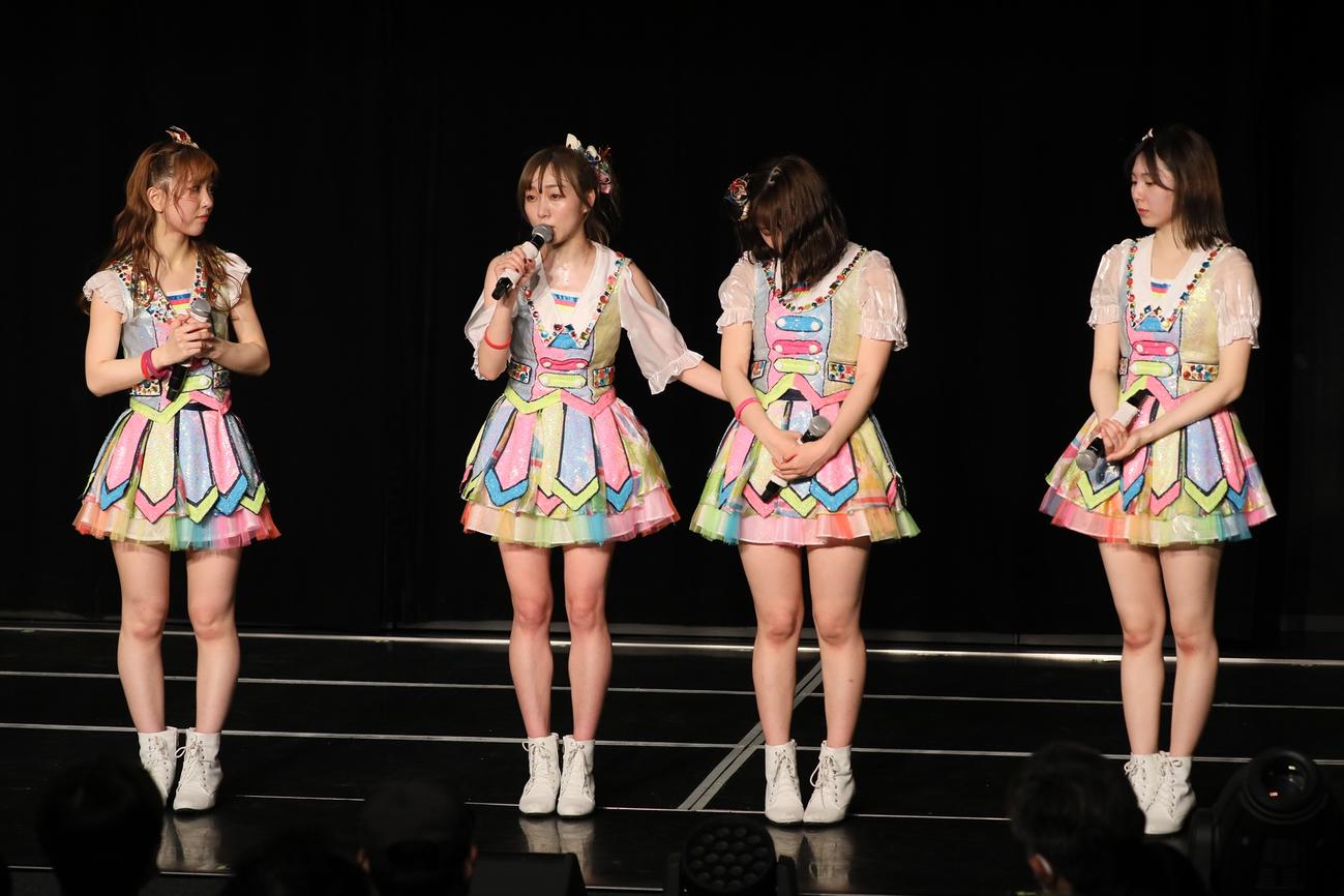 SKE48劇場での公演でグループ卒業を発表した須田亜香里（左から2人目）