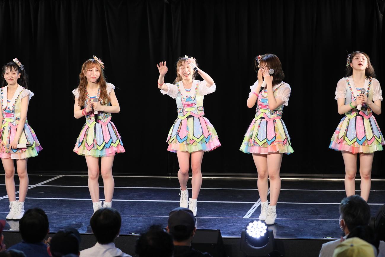 SKE48劇場での公演でグループ卒業を発表した須田亜香里（中央）