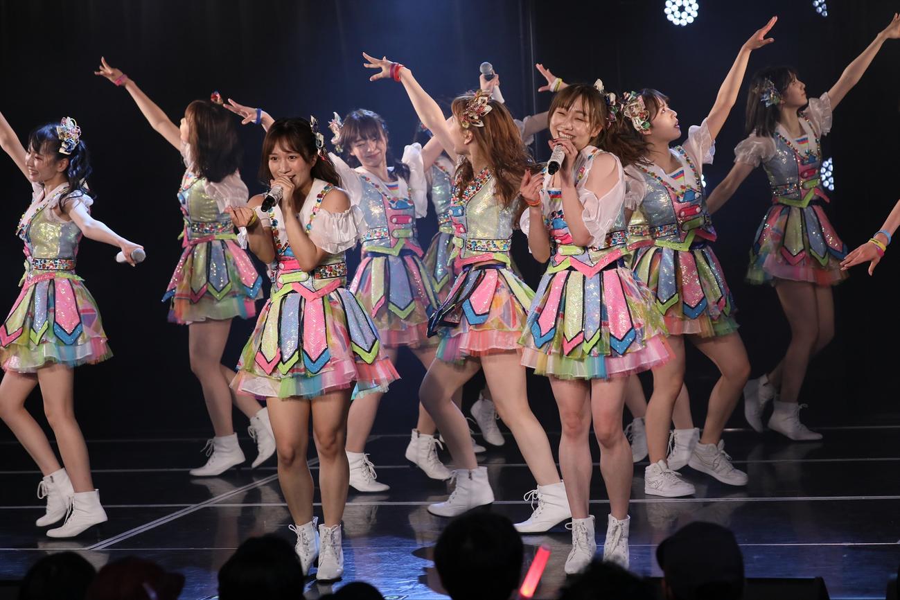 SKE48劇場での公演でグループ卒業を発表した須田亜香里（中央右）
