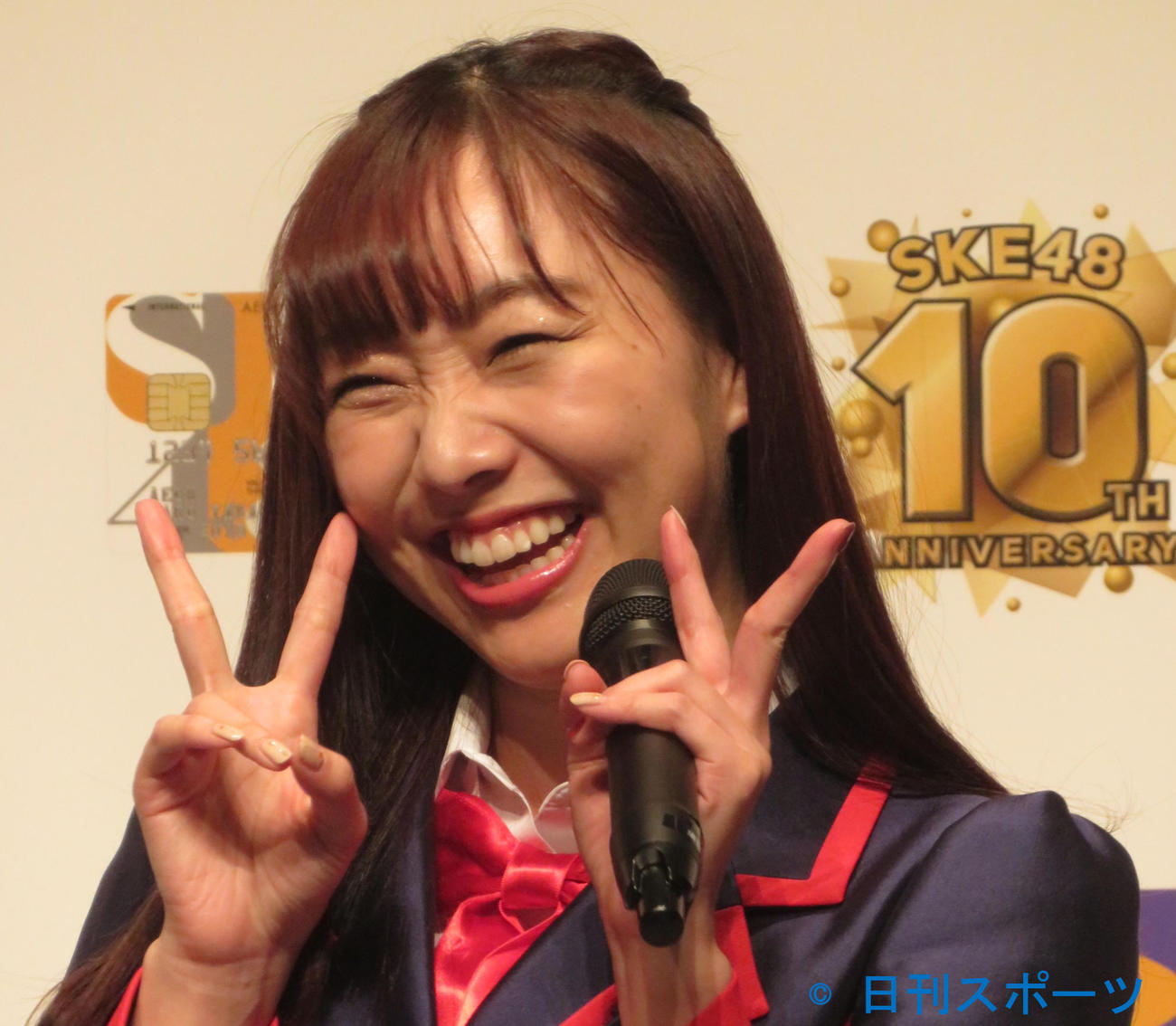 笑顔でダブルピースをする須田亜香里（2018年11月撮影）