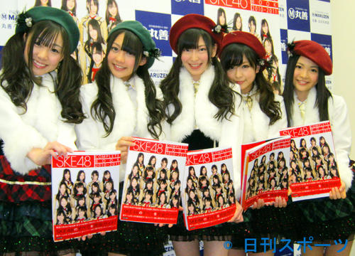 2010年12月　出版イベントを行ったSKE48。左から須田亜香里、木崎ゆりあ、大矢真那、平松可奈子、加藤るみ