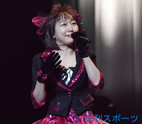 2016年11月　SKE48初のソロ書籍発売を発表し、ファンからの声援に涙ぐむ須田亜香里