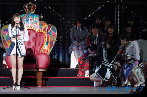 2018年6月　第10回AKB48世界選抜総選挙　2位を獲得し、笑顔でスピーチするSKE48須田亜香里（左）。右は悔し涙を流す3位のHKT48宮脇咲良